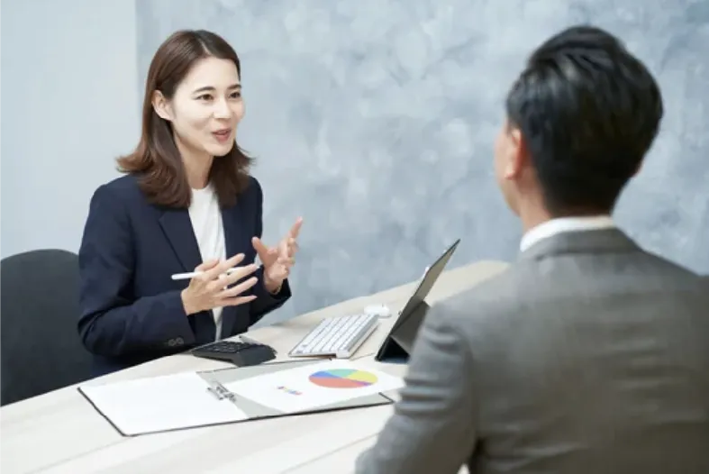 助成金制度の活用について相談を受ける担当者と顧客の面談風景
