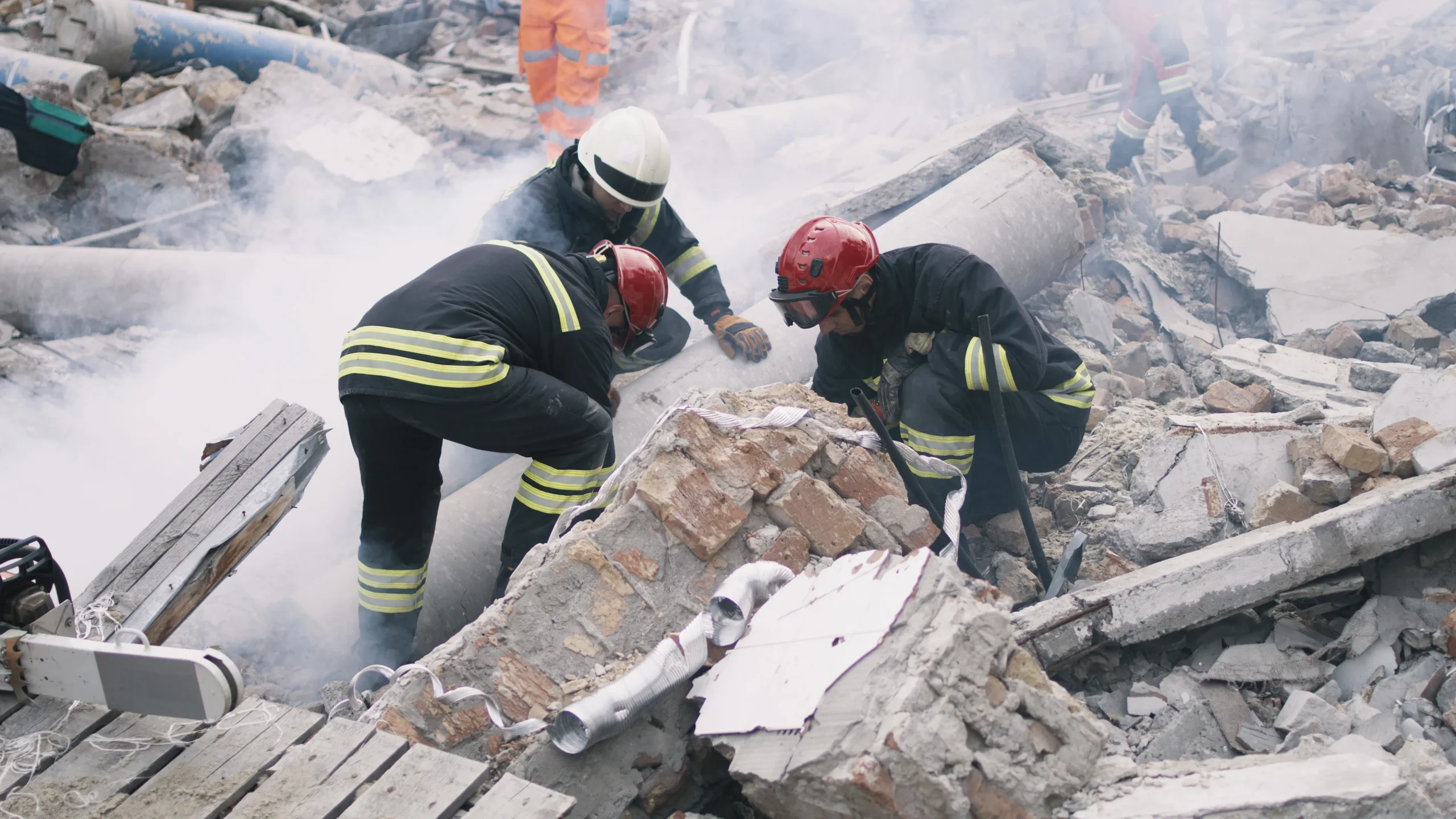 倒壊した建物の中で救助活動を行うレスキュー隊員