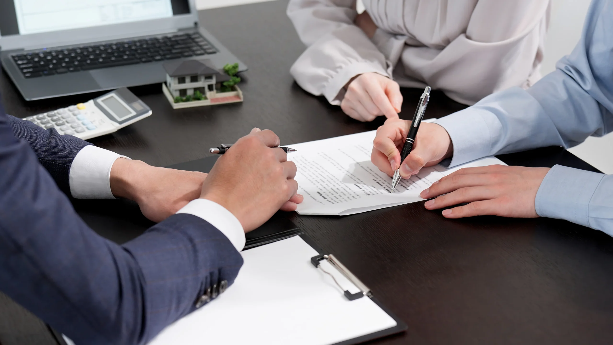 助成金の手続きを進めるため、契約書に署名するビジネスパーソン